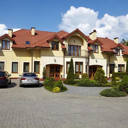 Hotel Maxima Wolanów Exteriör bild