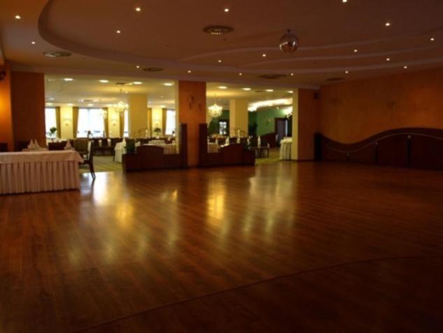 Hotel Maxima Wolanów Exteriör bild