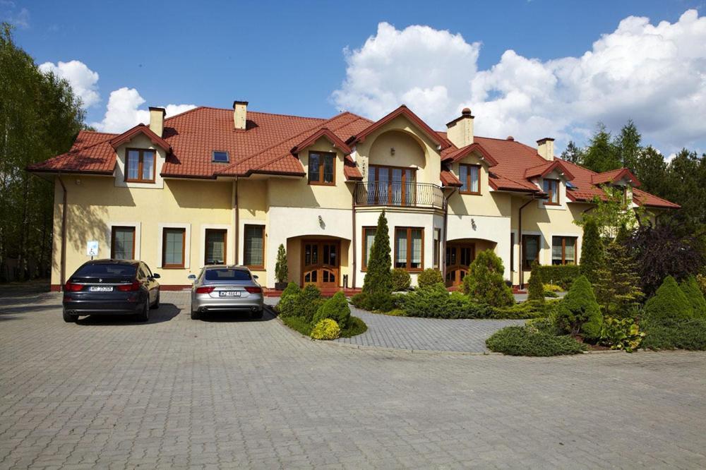 Hotel Maxima Wolanów Exteriör bild