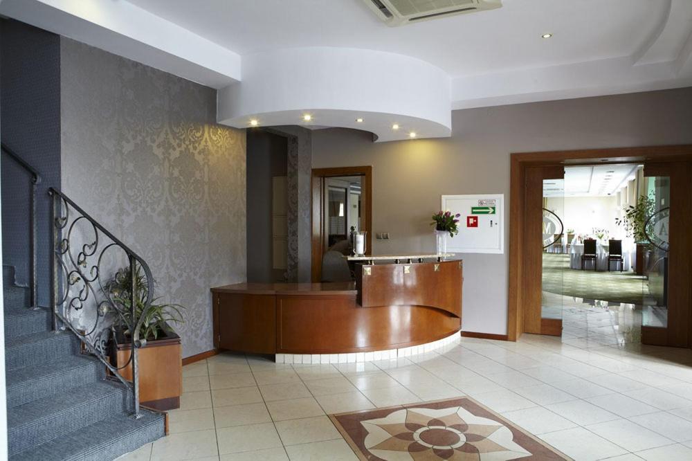 Hotel Maxima Wolanów Exteriör bild