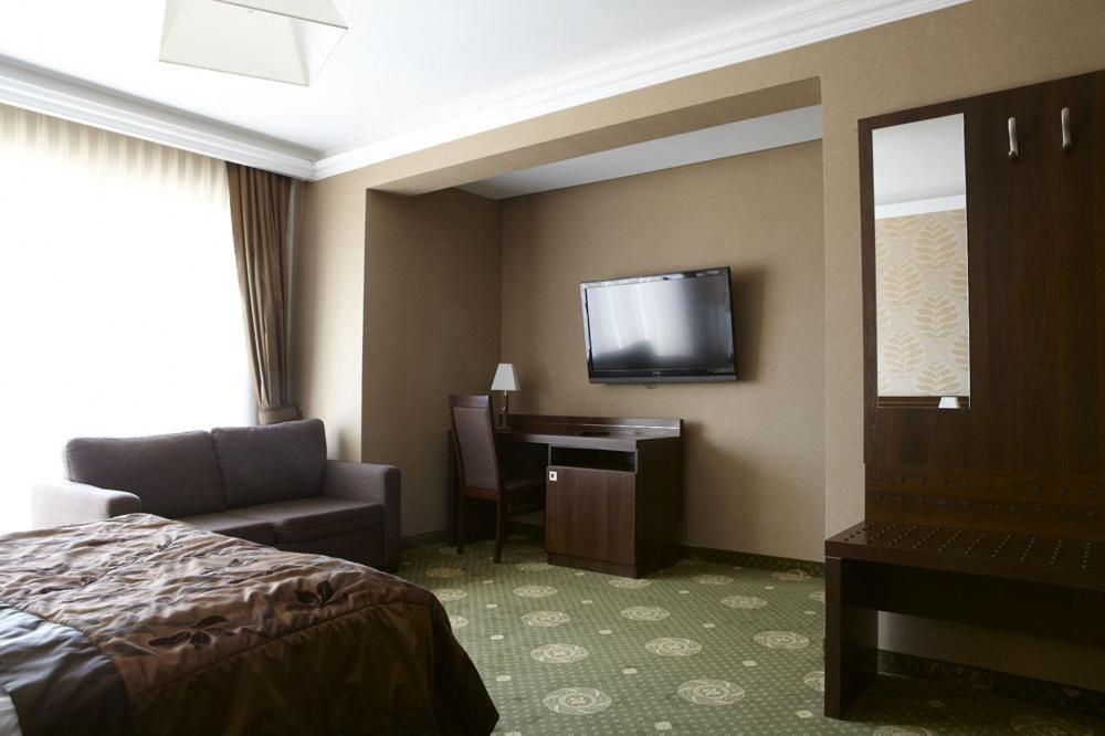 Hotel Maxima Wolanów Exteriör bild