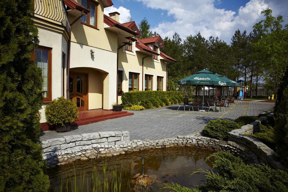 Hotel Maxima Wolanów Exteriör bild
